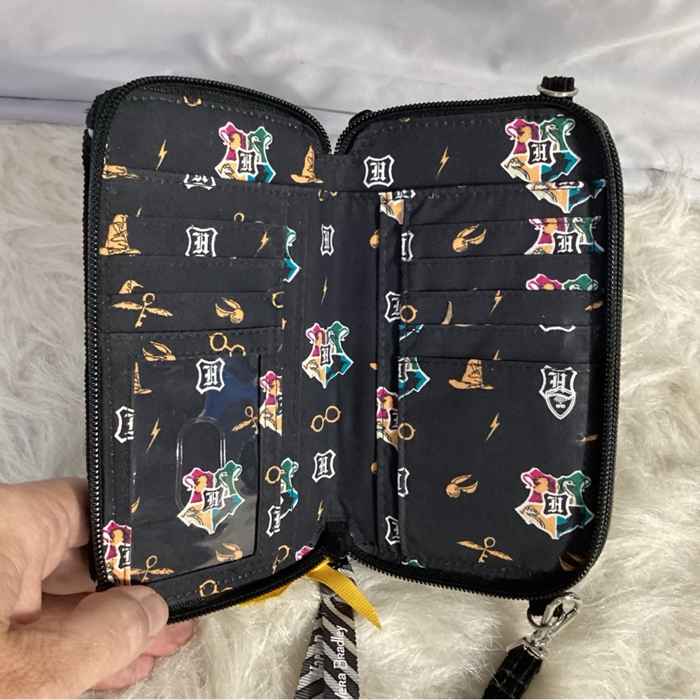 SOLD……..Vera Bradley Harry Potter RFID Black Hogwarts Zippered Travel Wristl - Picture 10 of 12